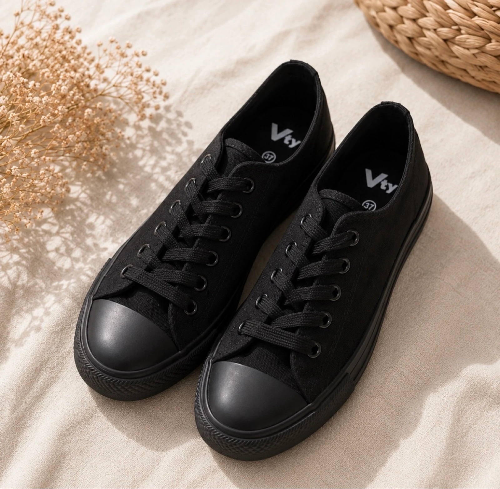 Zapatillas negras estilo convers